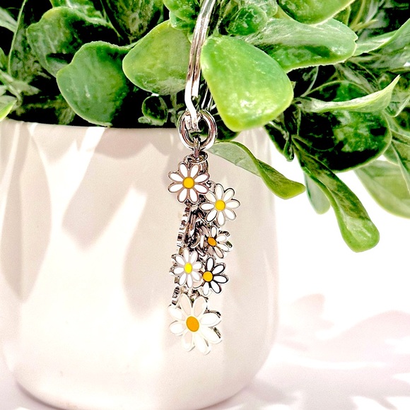 COACH Daisy Dangle Silver Key Ring - Picture 4 of 9